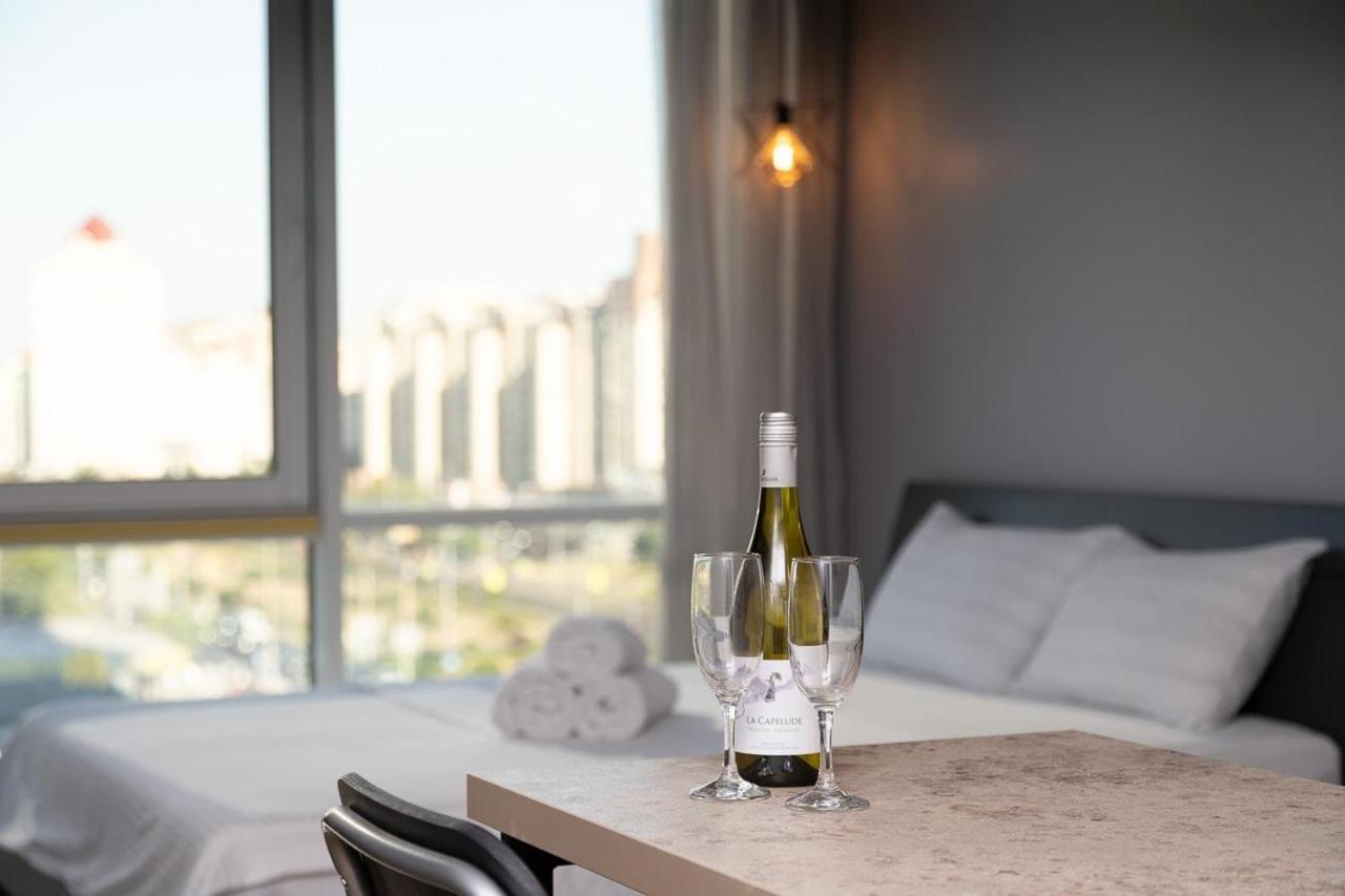 Stylish Panoramic Apartments. Smartplaza. Metro Minskaya Kijev Kültér fotó